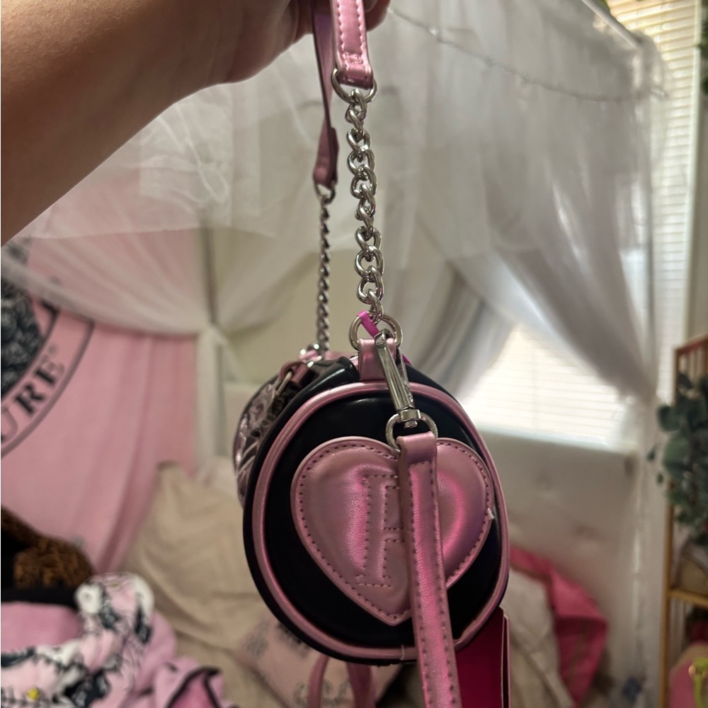 Paris Hilton barrel bag - Picture 6 of 9